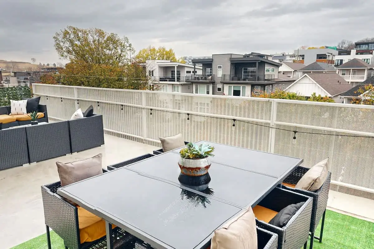 Chic Music City Hideaway, Sleeps 6 with large outdoor deck, pool and gym