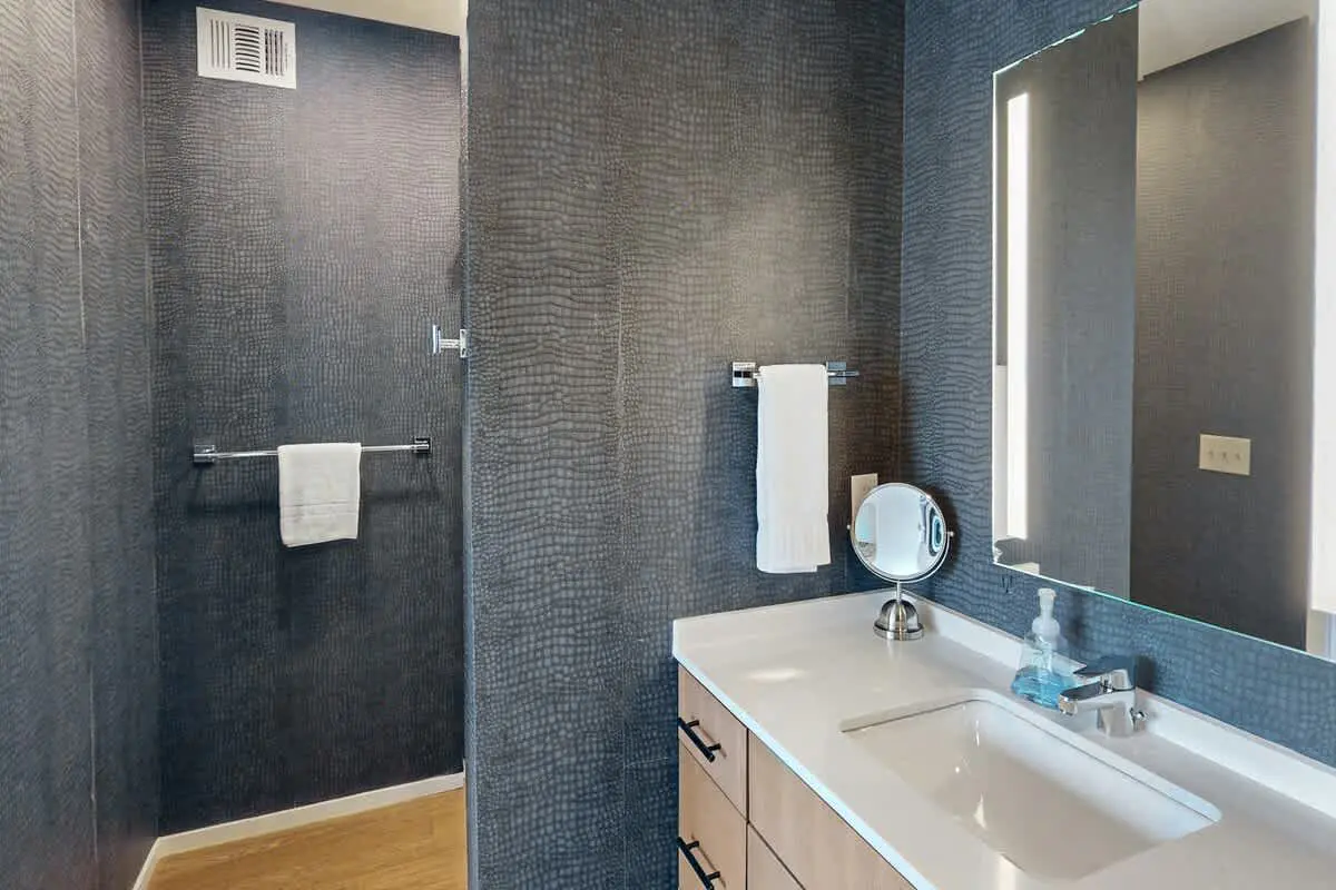 Chic Music City Hideaway, Sleeps 6 with large outdoor deck, pool and gym
