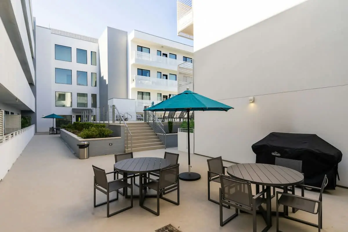 Chic Music City Hideaway, Sleeps 6 with large outdoor deck, pool and gym