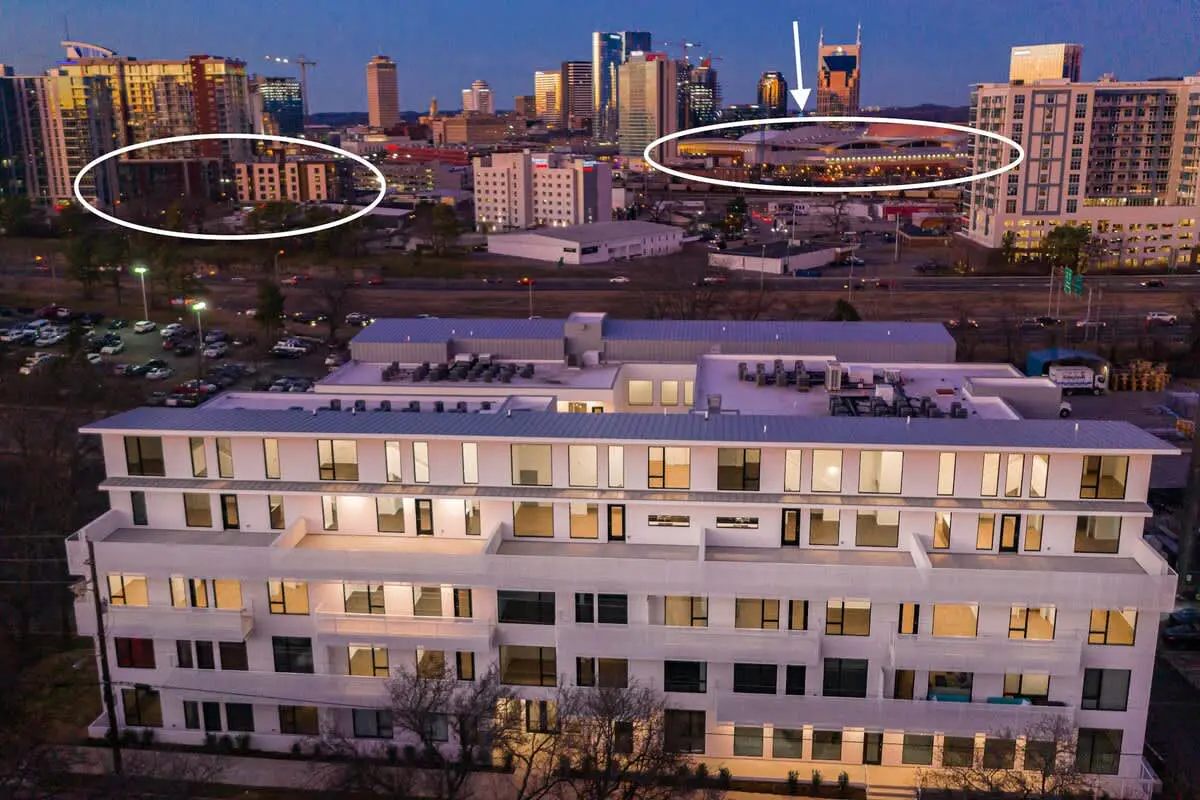Chic Music City Hideaway, Sleeps 6 with large outdoor deck, pool and gym