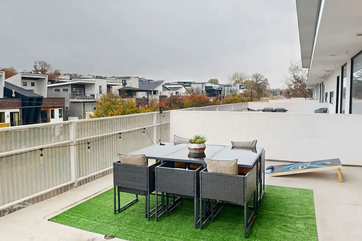Chic Music City Hideaway, Sleeps 6 with large outdoor deck, pool and gym