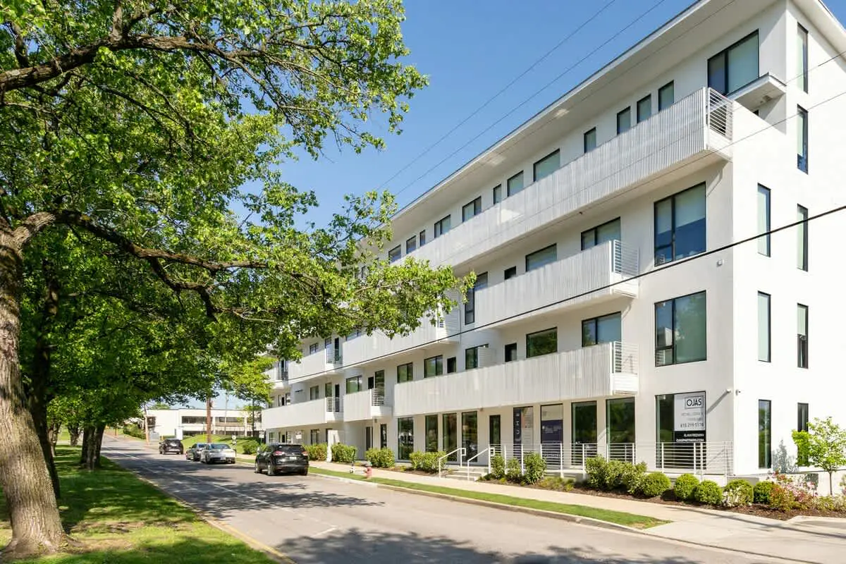Chic Music City Hideaway, Sleeps 6 with large outdoor deck, pool and gym