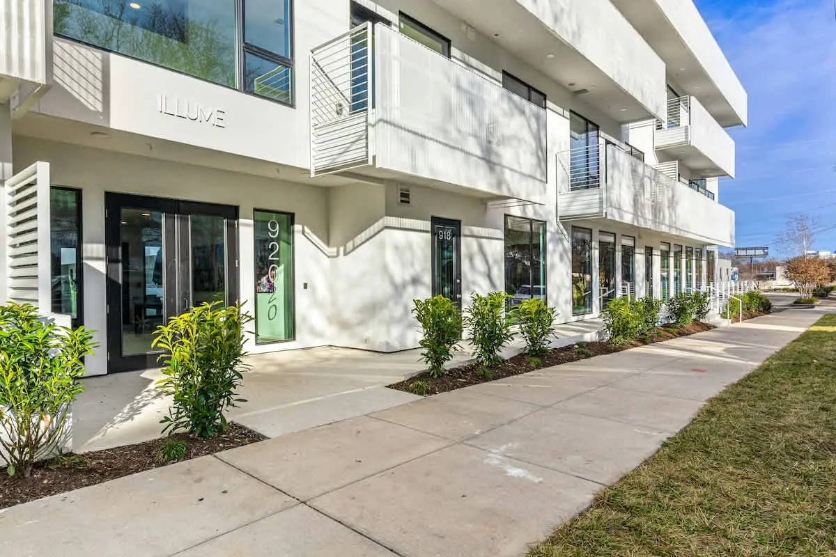 Chic Music City Hideaway, Sleeps 6 with large outdoor deck, pool and gym