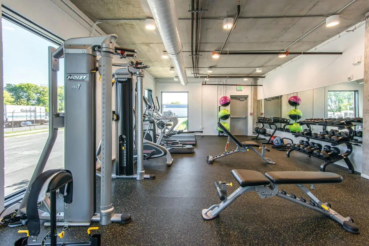 Chic Music City Hideaway, Sleeps 6 with large outdoor deck, pool and gym