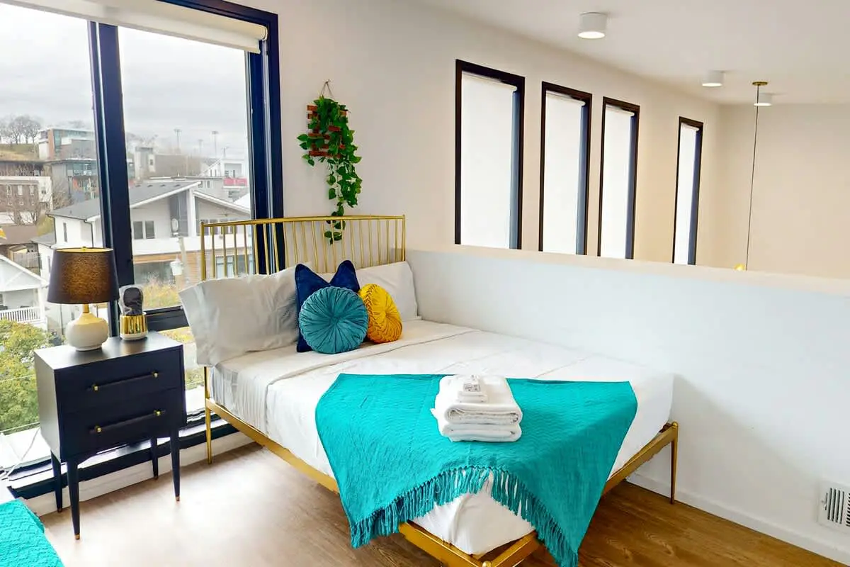 Chic Music City Hideaway, Sleeps 6 with large outdoor deck, pool and gym