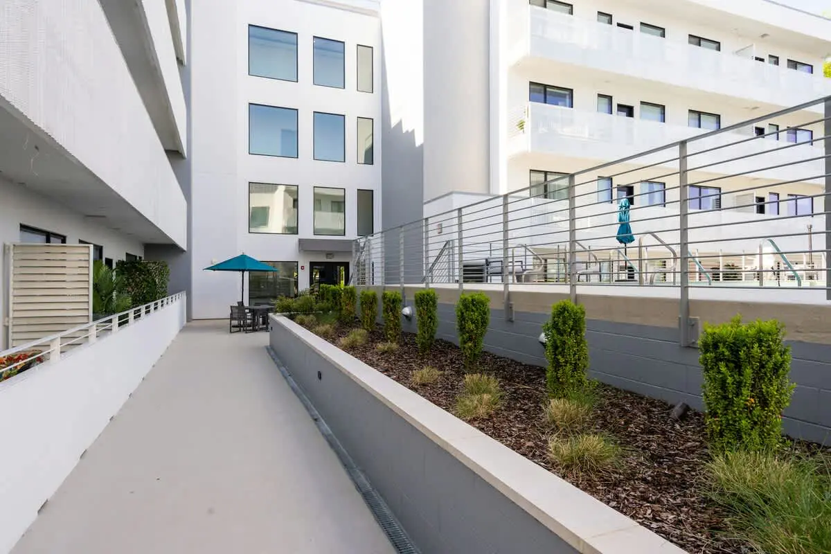 Chic Music City Hideaway, Sleeps 6 with large outdoor deck, pool and gym