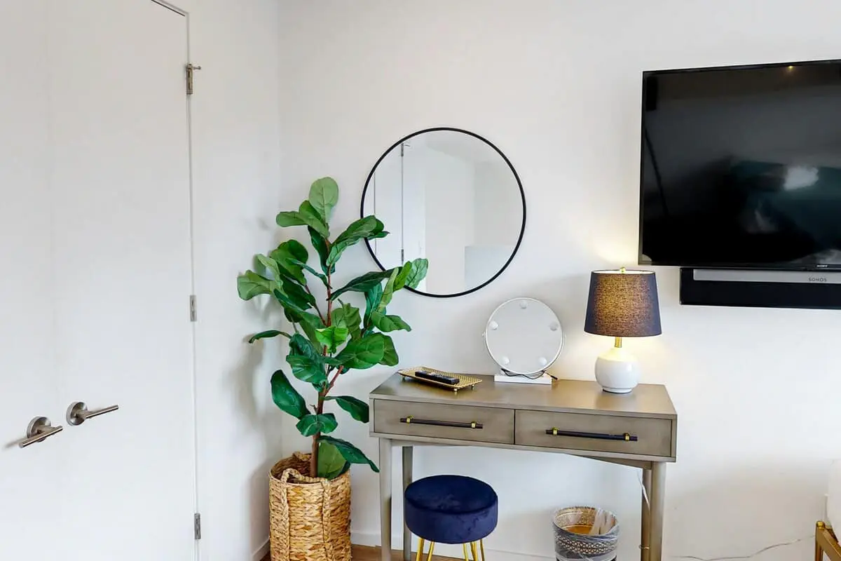 Chic Music City Hideaway, Sleeps 6 with large outdoor deck, pool and gym