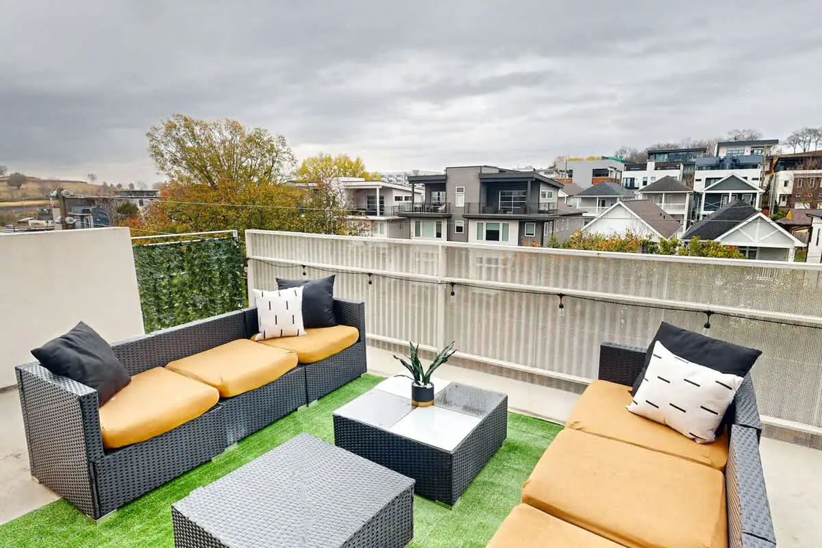 Chic Music City Hideaway, Sleeps 6 with large outdoor deck, pool and gym