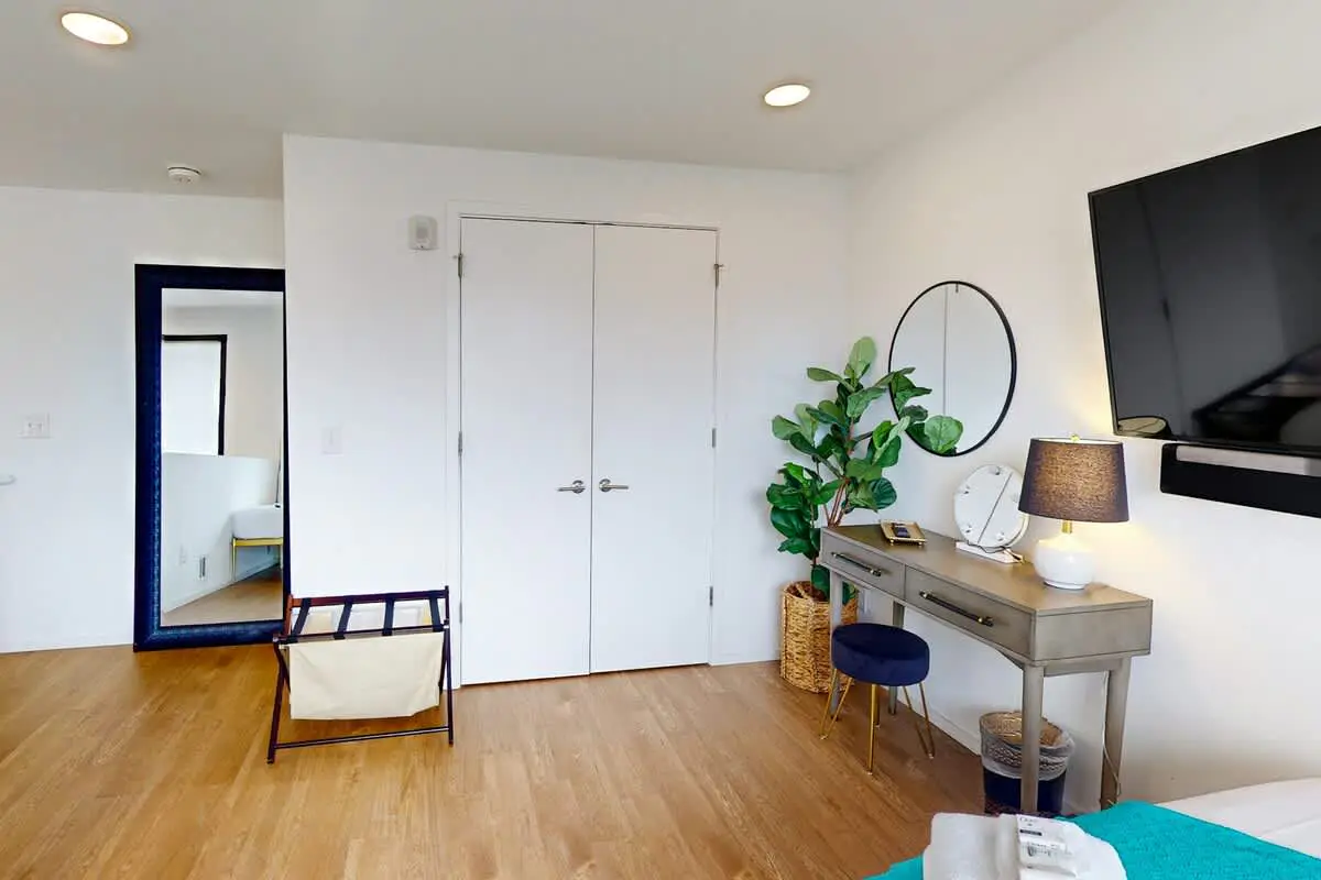 Chic Music City Hideaway, Sleeps 6 with large outdoor deck, pool and gym