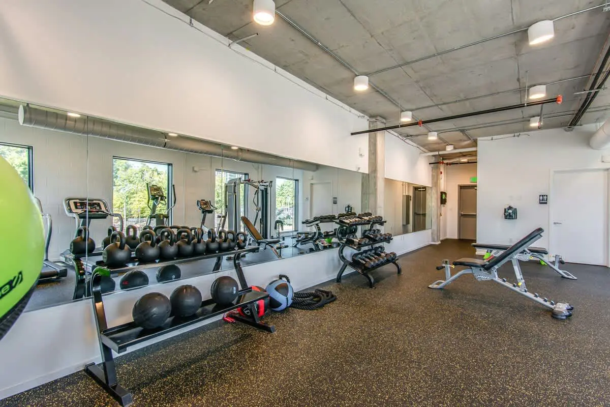 Chic Music City Hideaway, Sleeps 6 with large outdoor deck, pool and gym