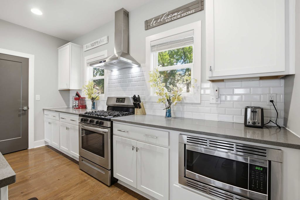 🏞️ 𝗧𝗵𝗲 𝗠𝗮𝘅𝘄𝗲𝗹𝗹 𝗮𝘁 𝗙𝗶𝘃𝗲 𝗣𝗼𝗶𝗻𝘁𝘀
Stay in a brand-new 2BR condo in East Nashville’s trendy Five Points, just 2 miles from downtown & Broadway. This modern retreat features private balconies, open-concept living, fast WiFi, Roku TVs, and a fully equipped kitchen. Sleeps 6 with sofa beds, plus in-unit washer/dryer. Walk to local bars, coffee shops & restaurants while enjoying a stylish, comfortable Nashville getaway.