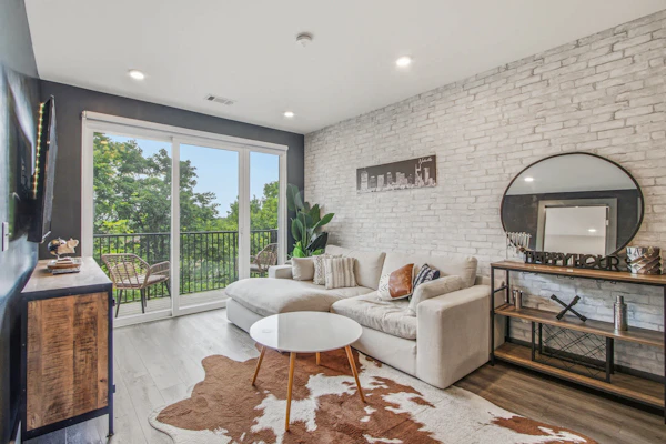 Welcome to this 1 bedroom, 1 bathroom modern condo in Nashville’s city center, with a private balcony and open, light-filled layout.
・Rooftop lounge, fitness center, and building elevator
・Shared on-site laundry and self check-in for easy stays
・Full kitchen with stainless steel appliances and island seating
・1.4 miles to DT Nashville
・0.9 miles to Country Music Hall of Fame and Downtown attractions
Settle in, cook, and enjoy a stylish home base for your Nashville plans.