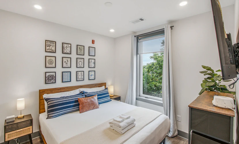 Welcome to this 1 bedroom, 1 bathroom modern condo in Nashville’s city center, with a private balcony and open, light-filled layout.
・Rooftop lounge, fitness center, and building elevator
・Shared on-site laundry and self check-in for easy stays
・Full kitchen with stainless steel appliances and island seating
・1.4 miles to DT Nashville
・0.9 miles to Country Music Hall of Fame and Downtown attractions
Settle in, cook, and enjoy a stylish home base for your Nashville plans.