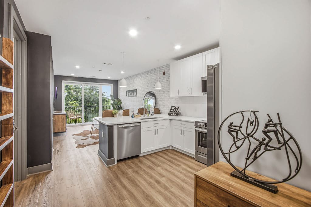 Welcome to this 1 bedroom, 1 bathroom modern condo in Nashville’s city center, with a private balcony and open, light-filled layout.

・Rooftop lounge, fitness center, and building elevator
・Shared on-site laundry and self check-in for easy stays
・Full kitchen with stainless steel appliances and island seating
・1.4 miles to DT Nashville
・0.9 miles to Country Music Hall of Fame and Downtown attractions

Settle in, cook, and enjoy a stylish home base for your Nashville plans.