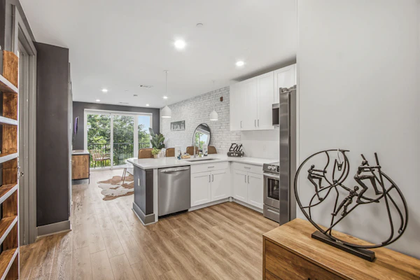 Welcome to this 1 bedroom, 1 bathroom modern condo in Nashville’s city center, with a private balcony and open, light-filled layout.
・Rooftop lounge, fitness center, and building elevator
・Shared on-site laundry and self check-in for easy stays
・Full kitchen with stainless steel appliances and island seating
・1.4 miles to DT Nashville
・0.9 miles to Country Music Hall of Fame and Downtown attractions
Settle in, cook, and enjoy a stylish home base for your Nashville plans.