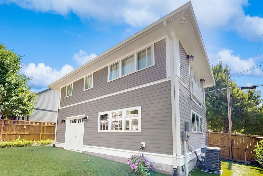 Designer 12 South gem - full kitchen & central AC - steps to shops & dining