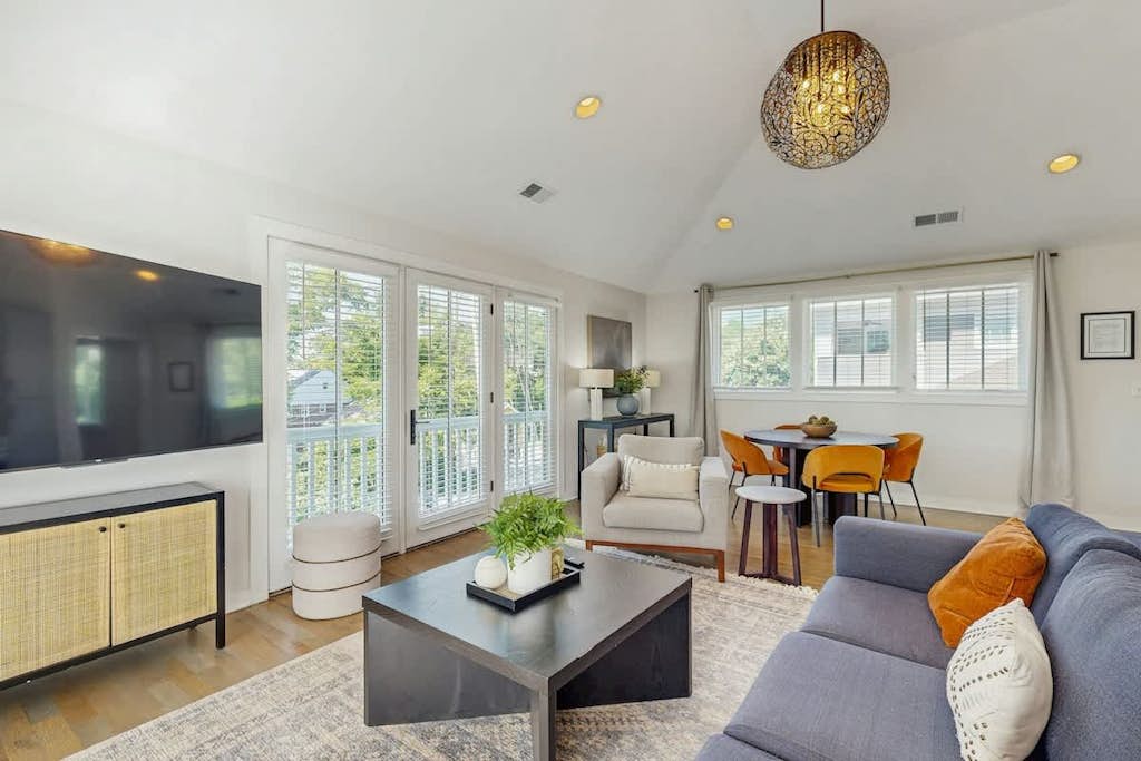 Designer 12 South gem - full kitchen & central AC - steps to shops & dining
