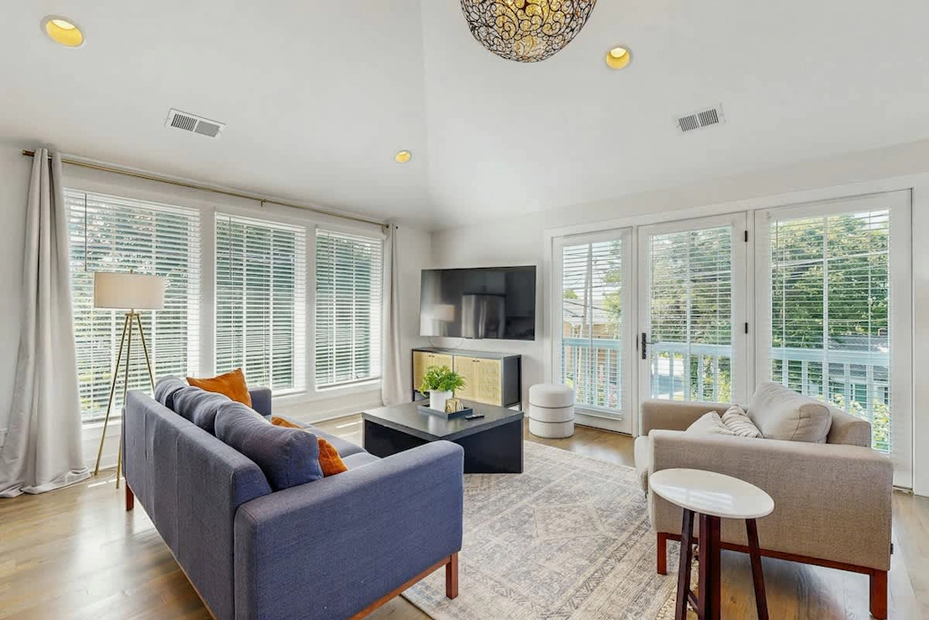 Designer 12 South gem - full kitchen & central AC - steps to shops & dining