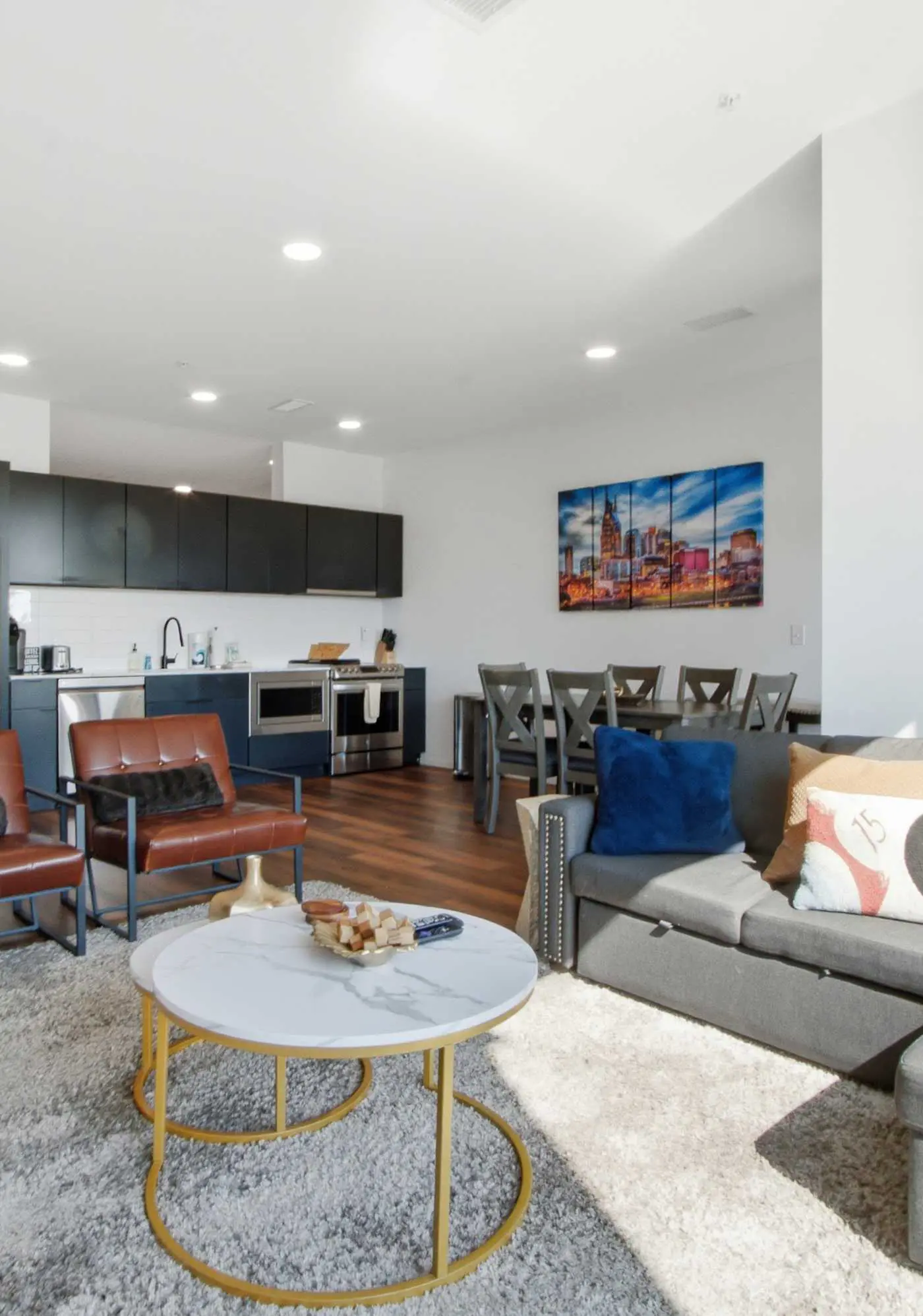 Riverfront condo with a furnished balcony - downtown, fast WiFi & central AC
