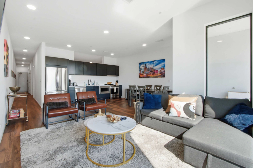 Riverfront condo with a furnished balcony - downtown, fast WiFi & central AC