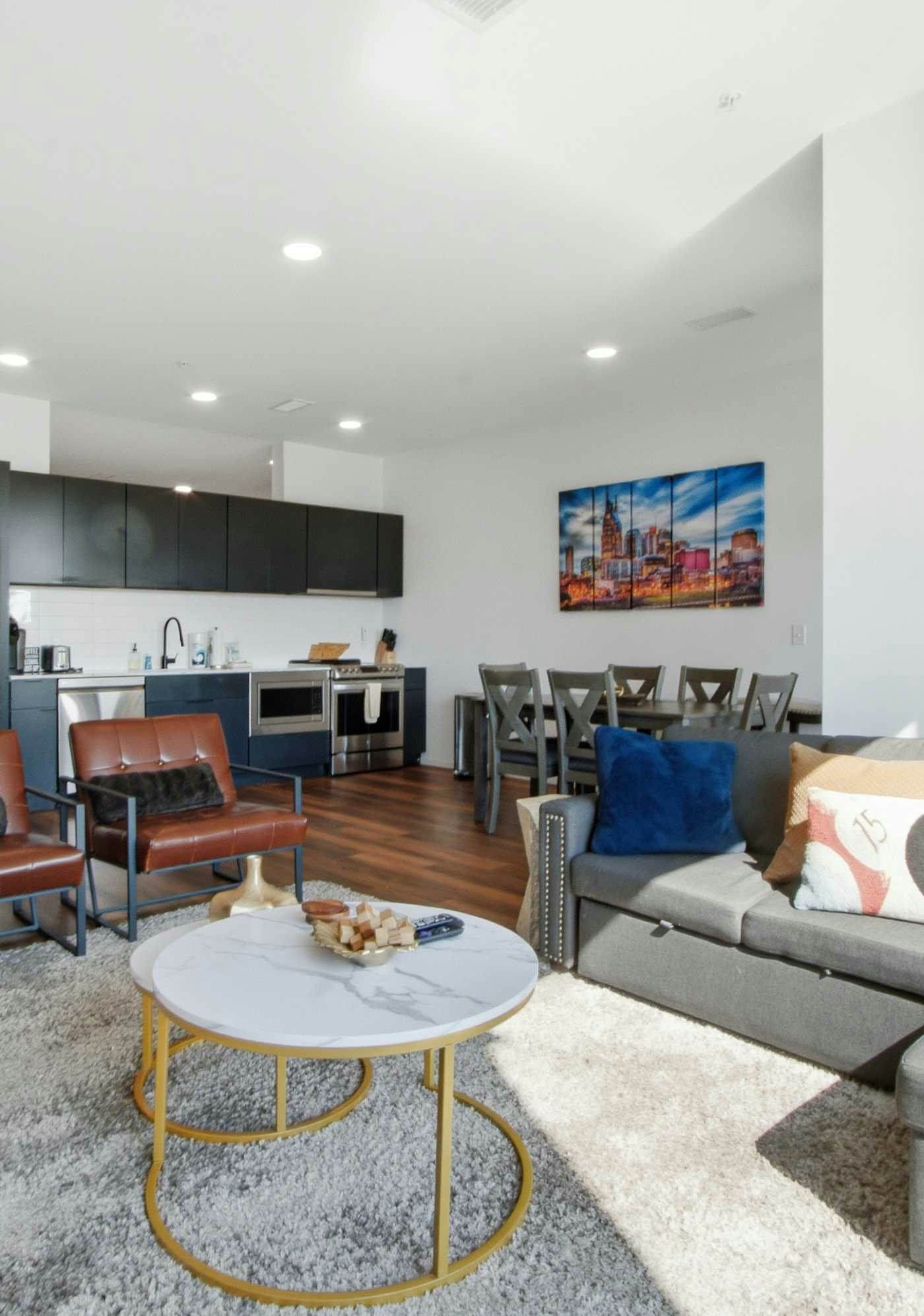 Riverfront condo with a furnished balcony - downtown, fast WiFi & central AC