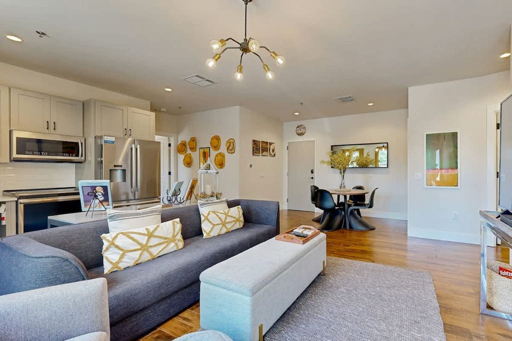 Immaculate condo with patio, access to pool & outdoor lounge - near downtown