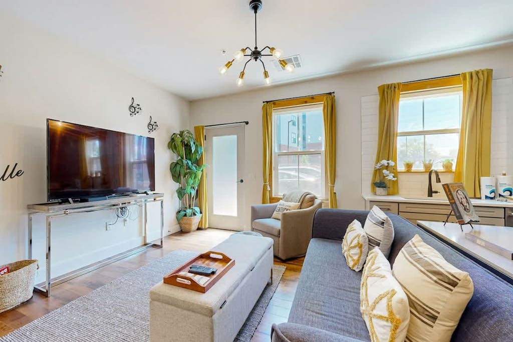 Immaculate condo with patio, access to pool & outdoor lounge - near downtown
