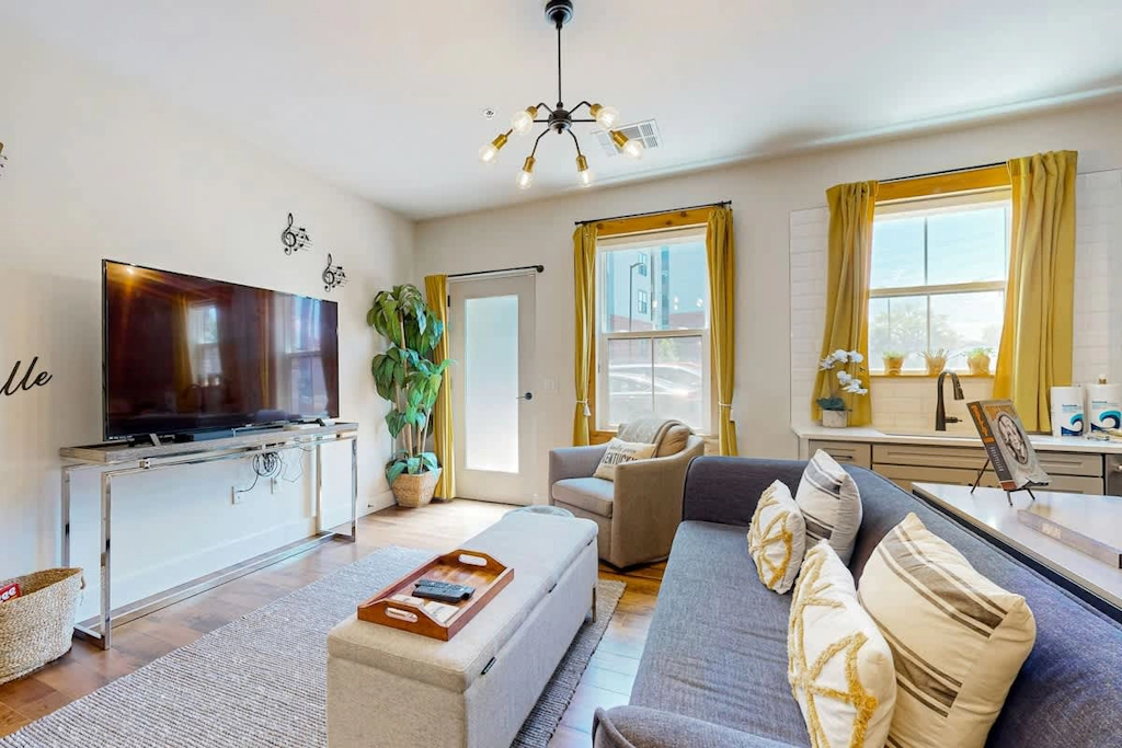 Immaculate condo with patio, access to pool & outdoor lounge - near downtown