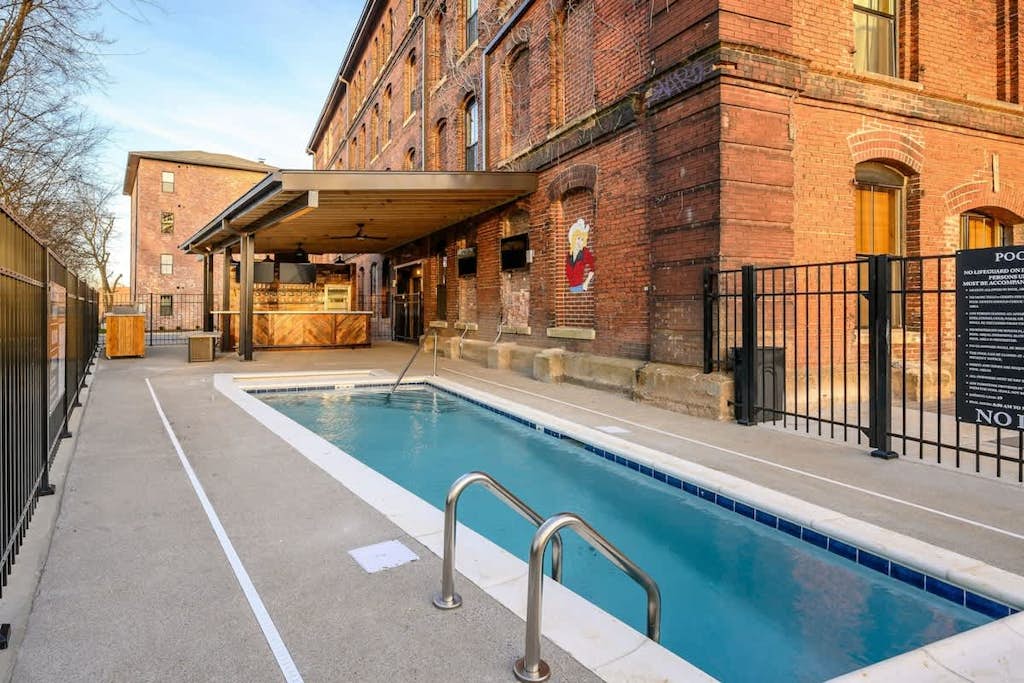 Immaculate condo with patio, access to pool & outdoor lounge - near downtown
