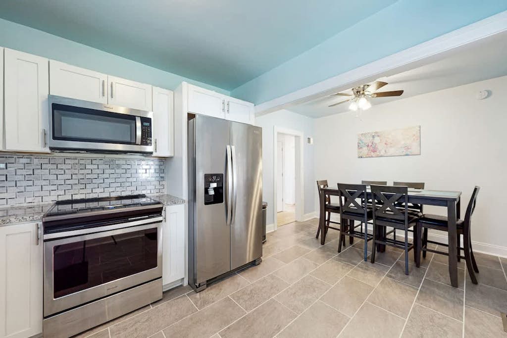 Adorable home near downtown with grill, furnished patio, yard & free WiFi