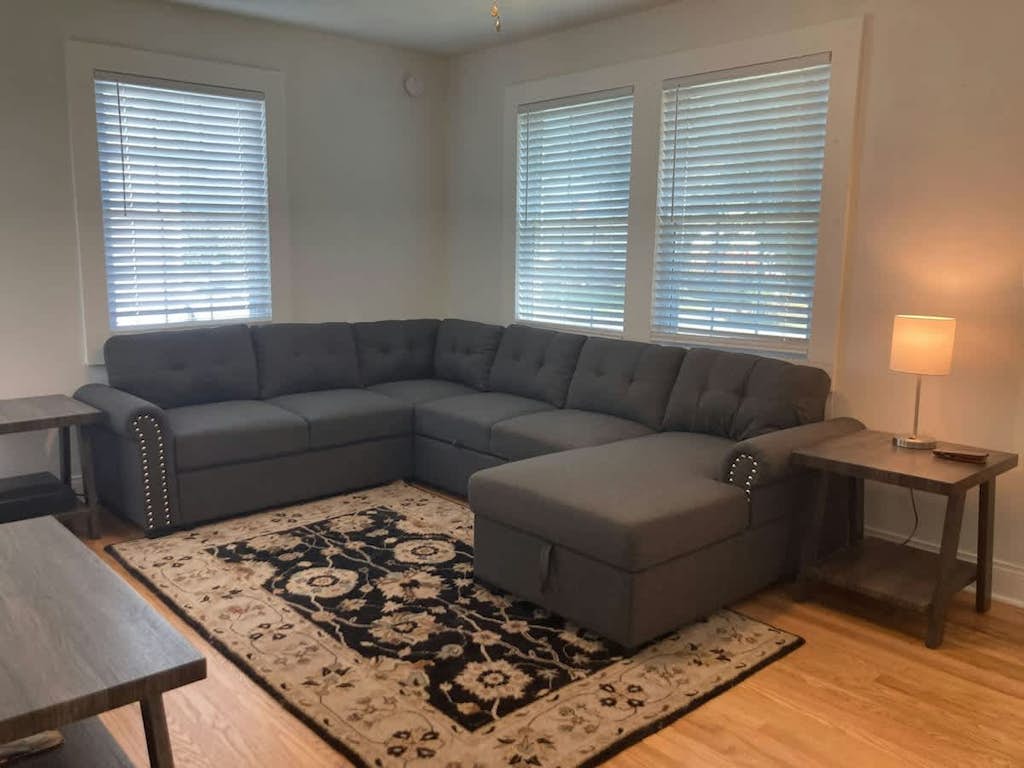 Adorable home near downtown with grill, furnished patio, yard & free WiFi