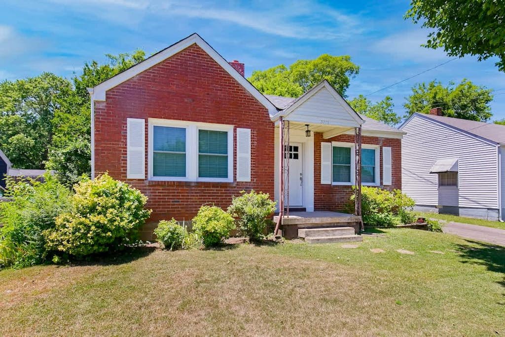 Adorable home near downtown with grill, furnished patio, yard & free WiFi