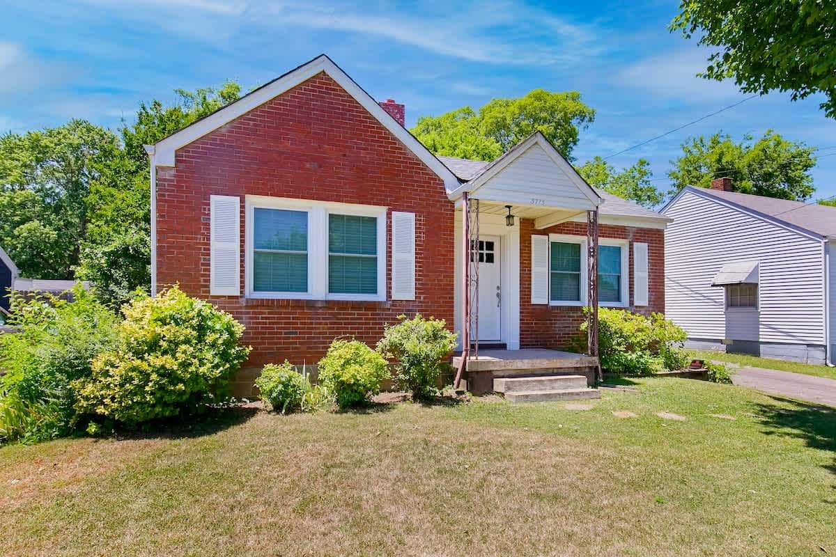 Adorable home near downtown with grill, furnished patio, yard & free WiFi