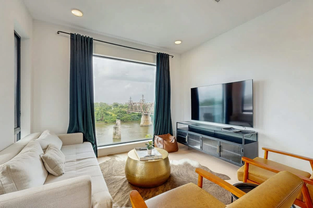 Luxe downtown condo on the waterfront - river-view balcony, fast WiFi & W/D