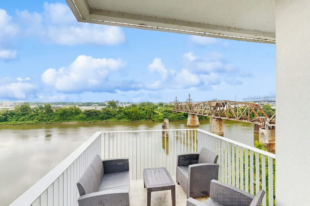Luxe downtown condo on the waterfront - river-view balcony, fast WiFi & W/D