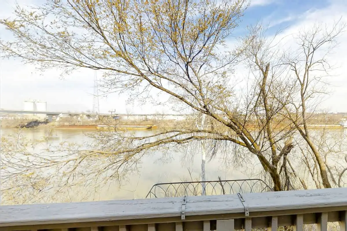 Third-floor riverfront condo with shared pool, fast WiFi, balcony, & central AC