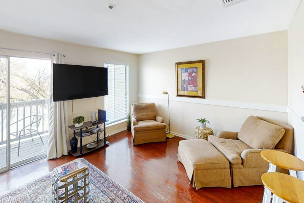 Third-floor riverfront condo with shared pool, fast WiFi, balcony, & central AC