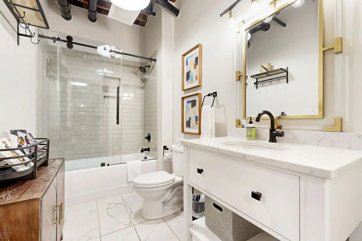 One-of-a-kind condo near downtown - pool, fitness room, central AC, washer/dryer