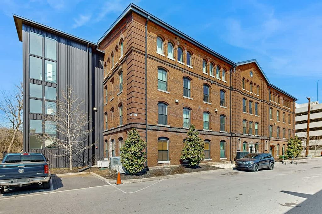 One-of-a-kind condo near downtown - pool, fitness room, central AC, washer/dryer