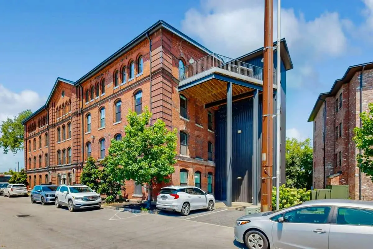 One-of-a-kind condo near downtown - pool, fitness room, central AC, washer/dryer