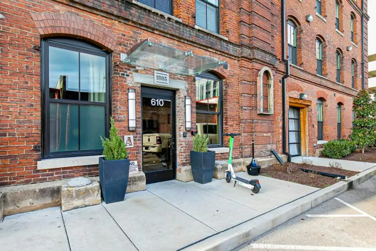 One-of-a-kind condo near downtown - pool, fitness room, central AC, washer/dryer