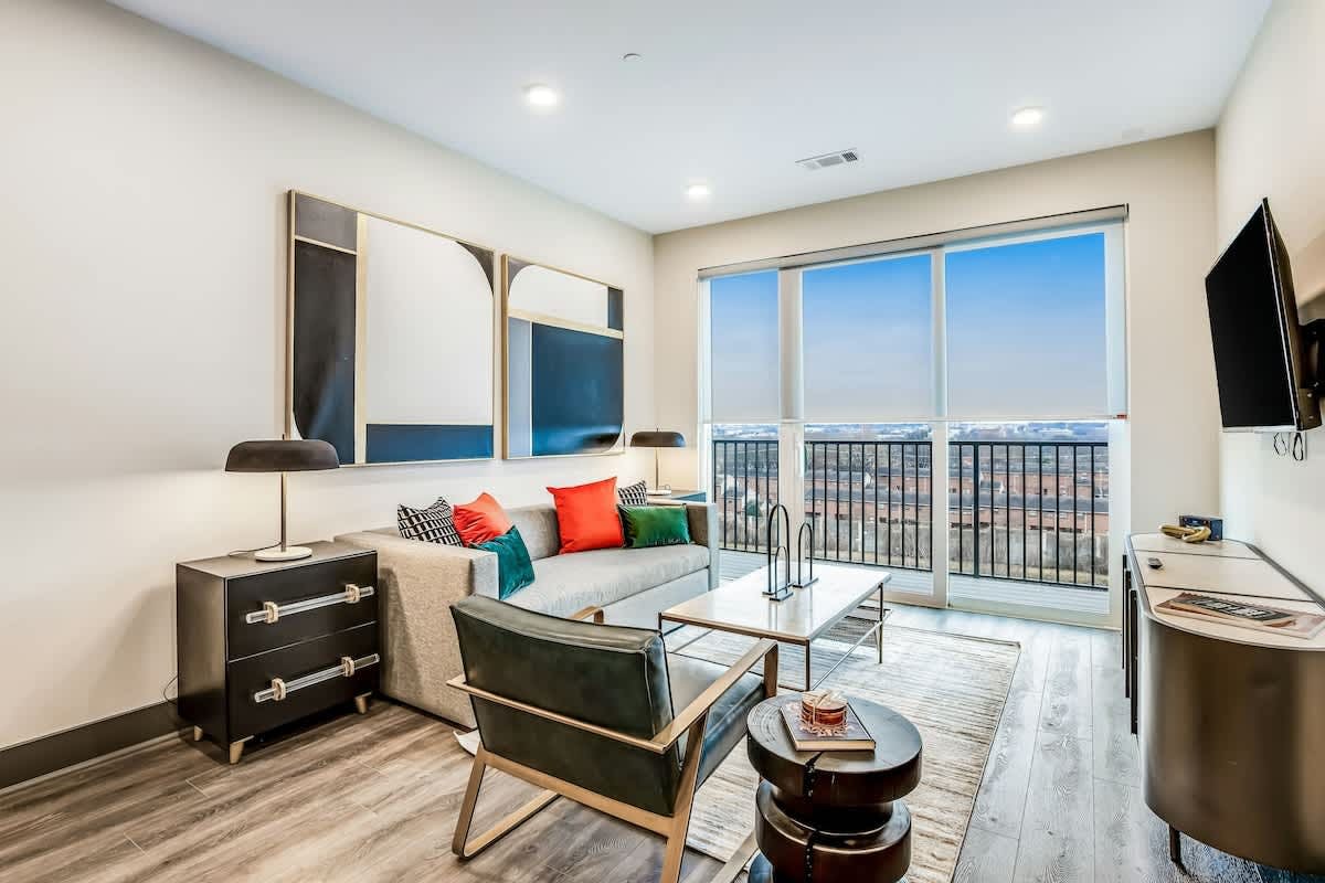 Muse - Stylish & contemporary 5th floor condo in downtown w/WiFi, balcony