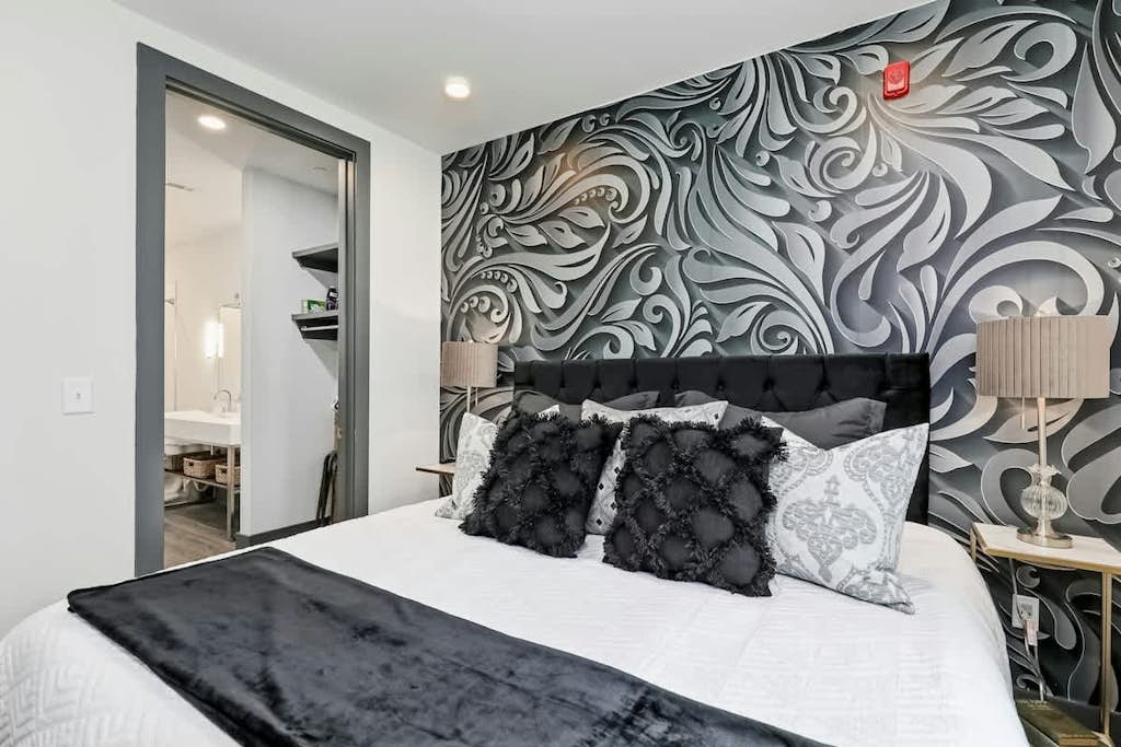 Muse | Classy downtown condo with AC, rooftop lounge & fitness room