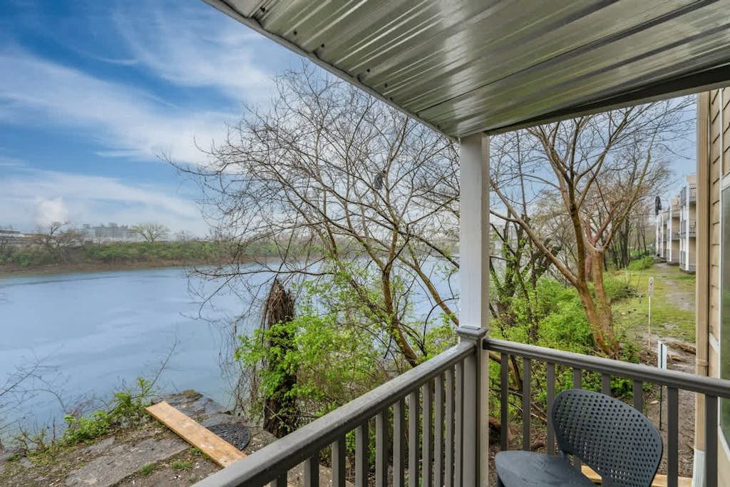The Cumberland Condo - Pool, Riverfront, 1 Mile to Broadway, Walk to Germantown