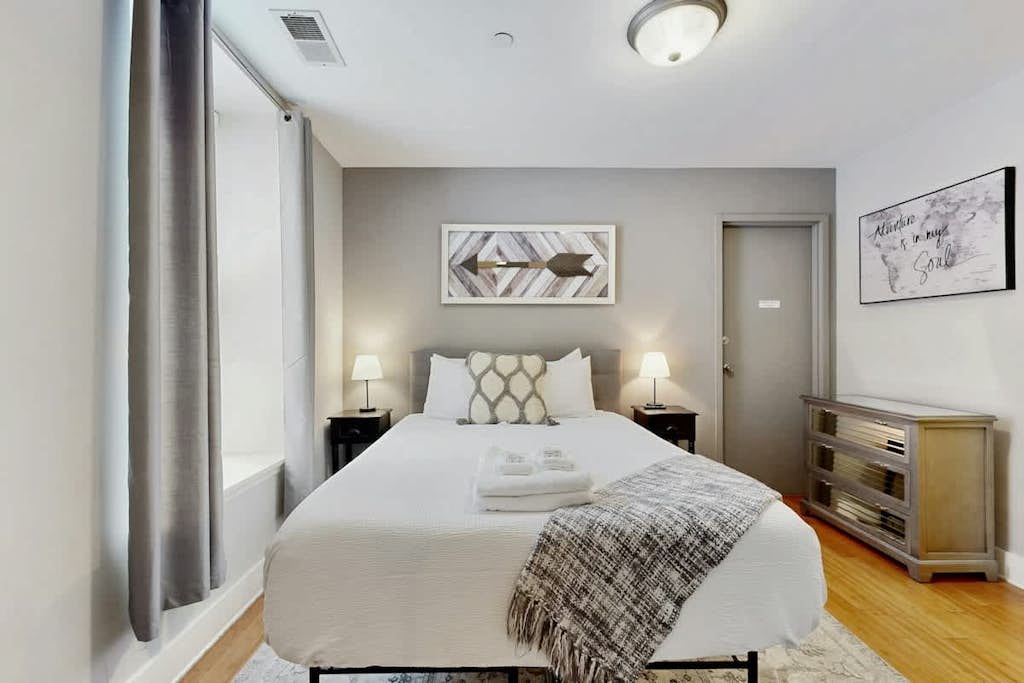 Stay in a renovated 1-bedroom apartment in Downtown Nashville's Historic Core, featuring elevator access, central AC, a full kitchen, and a convenient location near restaurants, live music, nightlife, shopping, and Nashville's top attractions.