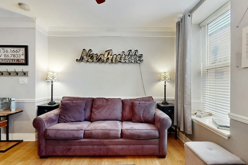 Gorgeous downtown renovated apartment, with elevator & central AC