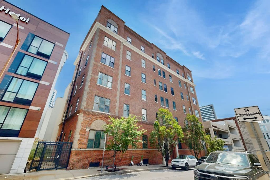 Gorgeous downtown renovated apartment, with elevator & central AC