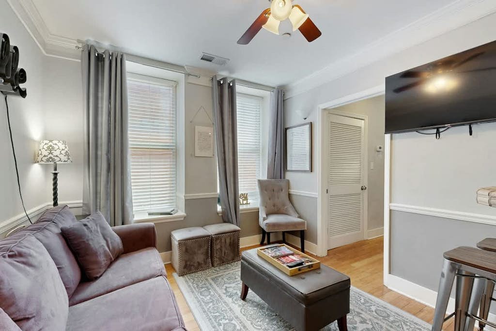Gorgeous downtown renovated apartment, with elevator & central AC