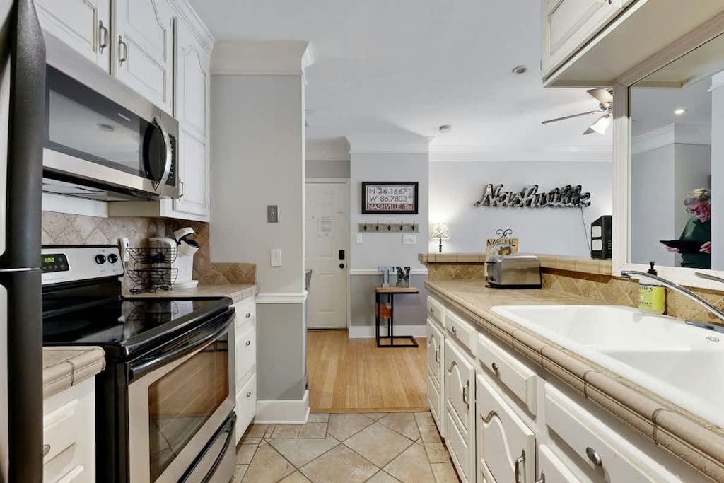 Stay in a renovated 1-bedroom apartment in Downtown Nashville's Historic Core, featuring elevator access, central AC, a full kitchen, and a convenient location near restaurants, live music, nightlife, shopping, and Nashville's top attractions.