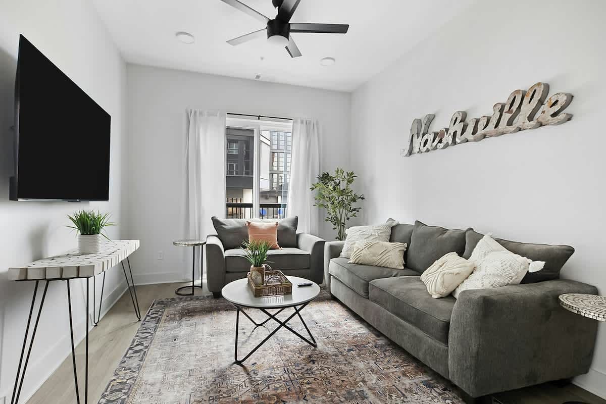 Dog-friendly condo with AC & shared rooftop deck - walk everywhere